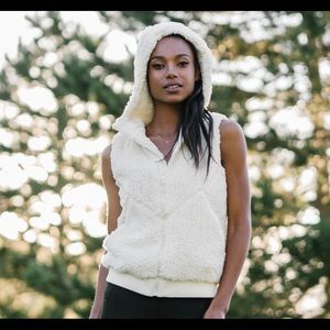 ZYIA Activewear Cream Hooded Teddy Vest - Size Large Fleece Exterior Sleeveless